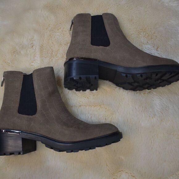 Vince Camuto Kelivena Suede Chelsea Boots Women’s Sz 8.5 Taupe Brown Croc Print - Picture 8 of 14